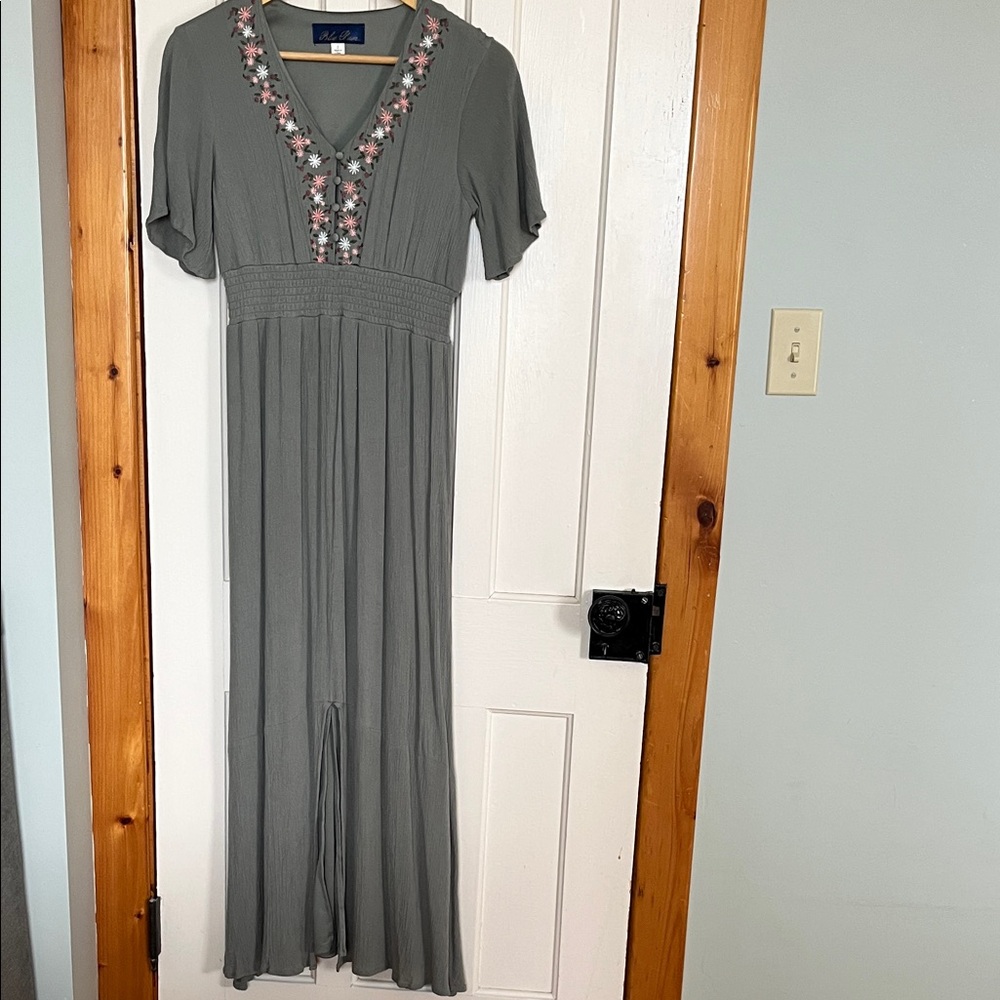 Women’s Maxi Dress with Floral Embroidery